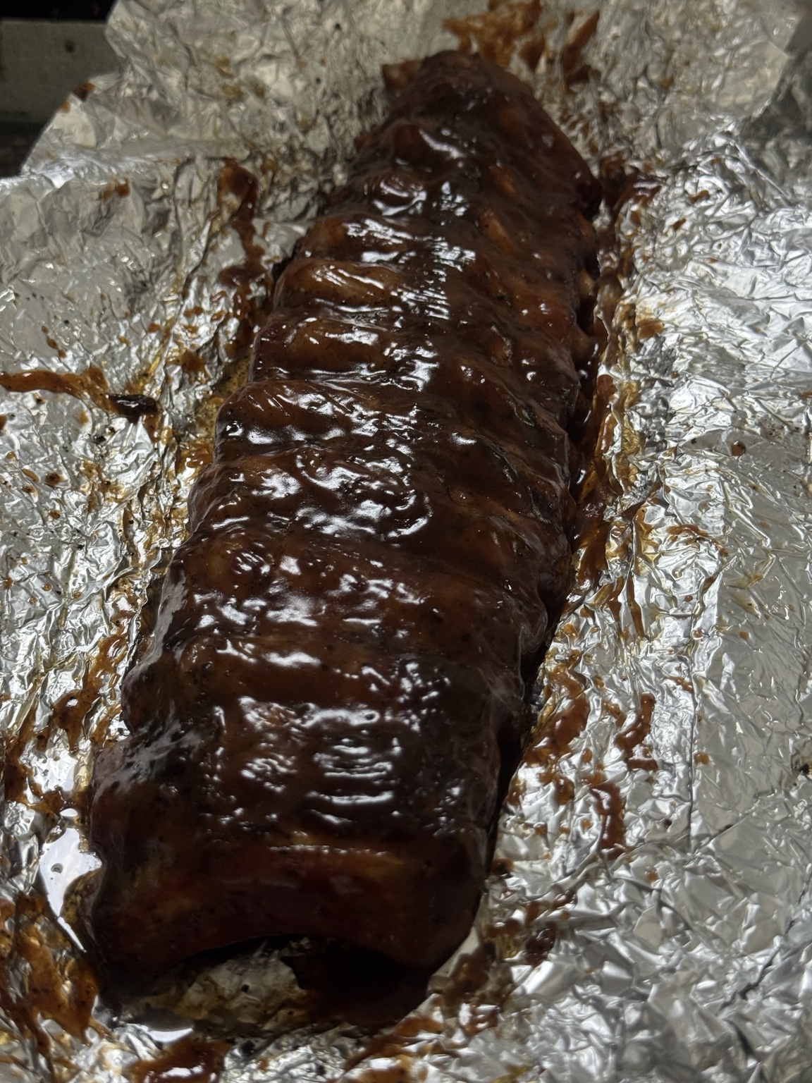Rack de costillas al horno con salsa BBQ