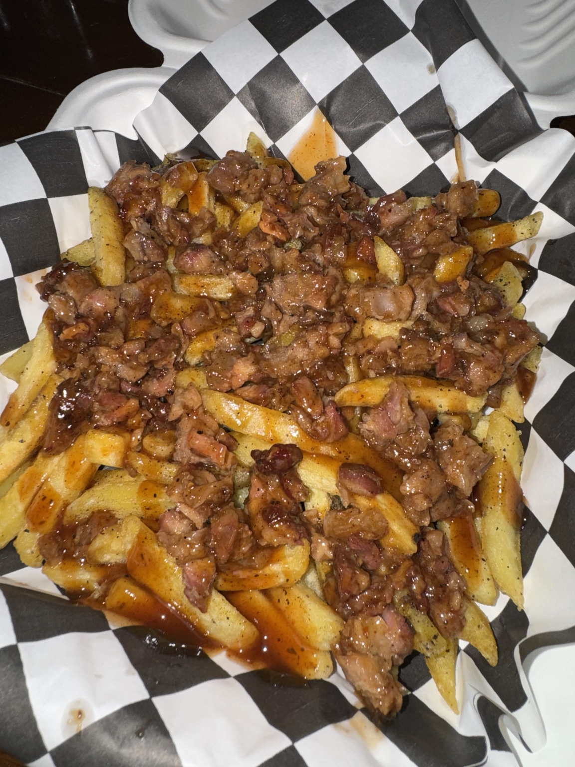 Loaded Rib Fries: papas fritas con costilla deshilachada y salsa